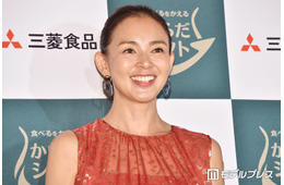 SHIHO、美背中際立つ夕日バックのヨガショット公開「スタイルが異次元」「神々しい」と絶賛の声