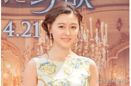 元モー娘。メンバー、美肩際立つオフショルコーデ公開「上目使いにドキドキする」「肩のライン理想的」と反響