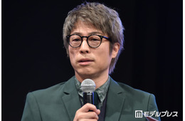 田村淳「パパによじ登ってくる次女」親子ショット公開「大好きが溢れてる」「べったりで可愛い」と反響