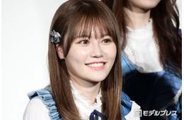 元AKB48メンバー、美ウエストチラリのミニ丈デニムキャミ×パンツコーデでディズニーランド満喫「ドキッとした」「めちゃくちゃ可愛い」