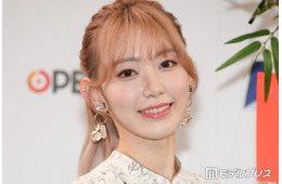 LE SSERAFIMサクラ、フーディ×ショーパン姿で美脚スラリ「脚のラインが綺麗すぎる」「さすがの着こなし」と反響