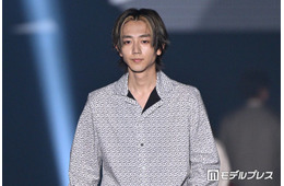 駒木根葵汰、パリは「地獄のような世界」現地で遭遇したデモの“恐怖”を伝える「顔を覆った群衆が劇場の周りを…」
