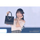 SKE48井上瑠夏、肩開きトップスで上品な雰囲気 目元にラメ輝く【GirlsAward 2025SS】