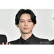 吉沢亮、髭＆サングラスショットが話題「大人の色気」「オフでもかっこいい」