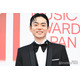 菅田将暉、タキシード姿で颯爽とレカペ締めくくり 国際音楽賞第1回目の司会に意気込みも【MUSIC AWARDS JAPAN】