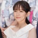 吉岡里帆、アンニュイな表情のモノクロSHOTに反響「エモい」「見惚れてしまいます」