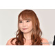 妊娠後期の中川翔子、シャツからふっくらお腹披露 蜷川実花が手を添える2ショット公開