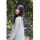 乃木坂46五百城茉央、ノースリワンピ姿で川遊び＆プールで青春グラビア「ボム」表紙登場【独占カットあり】
