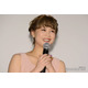 元モー娘。新垣里沙、ショーパンで美脚際立つ “ドナルド全開コーデ”に「可愛いすぎる」「スタイル抜群」の声