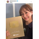 藤本美貴、YouTube100万人記念“金の盾”を持った笑顔SHOTに反響「すごい！！」「肌もツヤッツヤ」