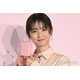 佐々木希、新生活の苦い思い出明かす ピンクシャツ×チェックミニスカで登場【BURBERRY HER SAKURA JOURNEY】