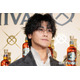 赤西仁、若かりし頃の父を初顔出し「鼻と輪郭がそっくり」「めちゃくちゃモテそう」と反響続々