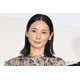 吉田羊、白タイツで美脚際立つ「個性的でおしゃれ」「着こなせるの凄い」と反響