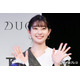 足立梨花、ミニスカから美脚際立つディズニーショット「スタイル良すぎ」「無邪気で可愛い」と反響