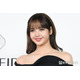 BLACKPINKリサ、ブラトップ×ざっくり切れ込みボトムで大胆肌見せ「頭身バランス神」「完璧ボディ」と絶賛の声