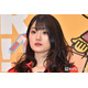 “可愛すぎる新喜劇女優”小寺真理、階段下からのミニスカショットで美脚際立つ「脚長くてスタイル抜群」「色っぽい」と絶賛の声