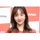 板野友美、美脚輝くミニスカ制服姿に絶賛の声「平成感最高」「学校のマドンナ」