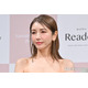 美香、美デコルテ際立つワンショル姿公開「ビール飲む姿も美しい」「大人の色気」と反響