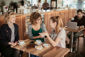 日本のレストランに行くと…次の瞬間、海外の友人が”日本で当たり前の文化”に「これで顔を拭いていいの？」 画像