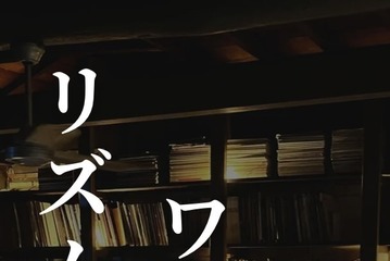 「この犬、音楽の才能が異常だって！」「脅威のリズム感」「目が離せない！」ドラムを叩くワンちゃんと飼い主のセッションは見ものです 画像