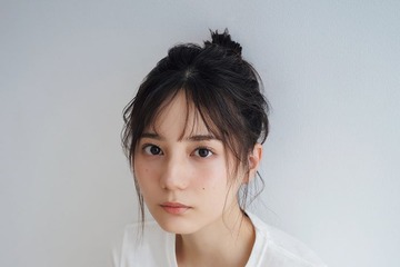 日向坂46小坂菜緒、お団子ヘアが可愛い 美しい横顔にドキッ 画像