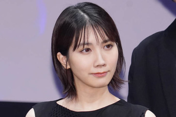 「お腹割れてる！」松本穂香、美腹筋＆背中際立つ肌見せSHOTに絶賛の声「素晴らしいです」 画像