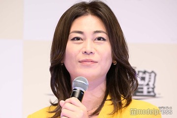 氷川きよし、海外で印象ガラリな金髪姿＆美脚際立つ白コーデ披露で「オーラが倍増」の声 画像