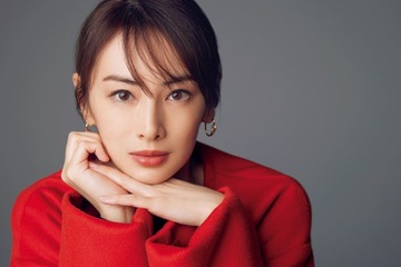 北川景子、13作目オフィシャルカレンダー決定 凛とした表情引き立つ表紙＆特典カット解禁 画像