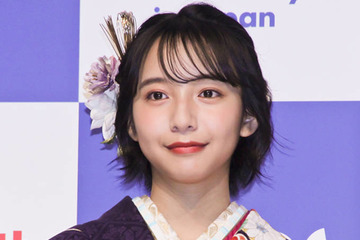 「女子力高い」山之内すず、おなかチラリ！手編みセーターSHOTに絶賛の声「素敵すぎる」 画像