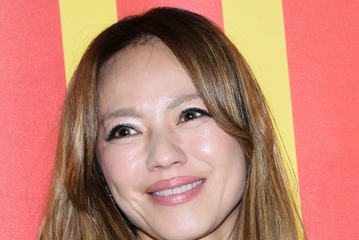 MAX・LINA、美谷間＆ウエスト披露 “16年ぶり”グラビア撮影オフショットに「セクシー」「美しすぎる」と反響 画像