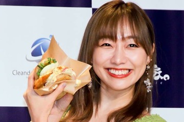 須田亜香里、美肌チラリのシースルー衣装SHOTに反響「お美しいです」「後ろ姿も綺麗」 画像