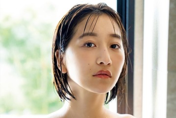 “グラビア界の大型新人”榎原依那、ビキニ姿で美バスト開放「ヤンマガ」表紙登場 画像