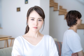 私が稼いだお金なのに。「君は金銭感覚がなさすぎる」と言って夫が私の給料を全て取ってしまいます。渡されるお小遣いは「月2万」これって普通なの？（前編） 画像