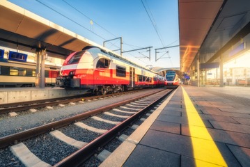 【駅で】”切符”を落としたおじいさん。混雑で拾えないでいると…→駅員の”まさかの呼びかけ”に「なんて優しい人」 画像