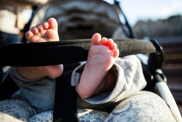 電車で…ベビーカーを拒否し暴れる子ども。降りられず焦っていると⇒乗客の行動に「嬉しかった」 画像