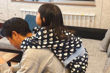 パンサー尾形、娘との微笑ましい瞬間に妻もほっこり「この光景が大好き」「たまらないです！！」 画像