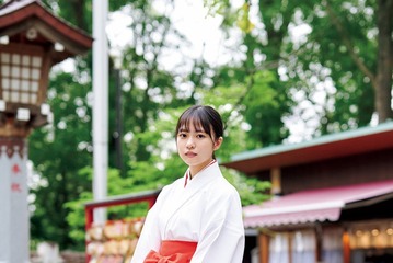 日向坂46正源司陽子、透明素肌際立つノースリーブ姿で「週プレ」表紙 巫女ショットも 画像