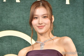 TWICEサナ、大胆ミニ丈から圧巻の脚線美「抜群のスタイル」「かっこいい」と反響 画像