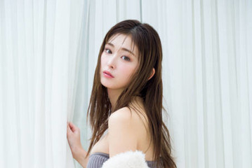 ゆうちゃみ、色白の華奢な美肩がチラリ！すらりと長い手足の“ぞっこんボディ”を惜しみなく披露 画像