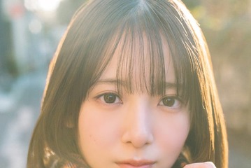 日向坂46渡辺莉奈、制服×チェックマフラーで“王道ヒロイン”に「週プレ」グラビア登場 画像