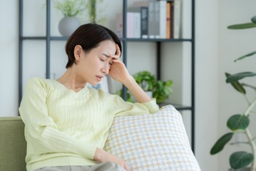 真冬に半袖１枚、部屋の中には洋服が散乱。「もう何を着ていいか分からない！」「今は何月？」と義母はキレ気味。これも認知症の症状です 画像