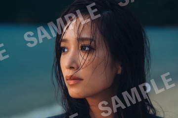 日向坂46佐々木久美、1st写真集発売日にYouTube生配信決定 “素肌ジャケット”の特典ポスター解禁【めくる日々】 画像