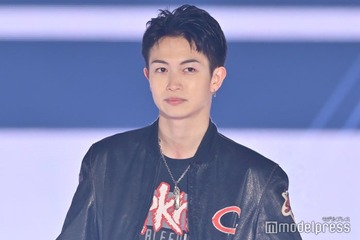 綱啓永、笑顔封印 革ジャケットでワイルドなスタイル【GirlsAward 2025SS】 画像