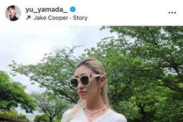 山田優、ほっそりお腹チラ見せの爽やかホワイトコーデSHOTを公開 画像