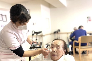 注目の「介護美容」なぜ人気？「徘徊がなくなった」「病気の早期発見」たかがメイクの範疇では全くないそのパワー 画像