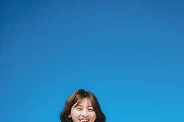 日向坂46富田鈴花、“楽園”までの船上で会心の笑顔 1st写真集新規カット解禁 画像