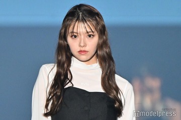 鈴木ゆうか、美背中披露のオフショルコーデ ユニバショットに「可愛すぎる」「カチューシャと合ってる」の声 画像