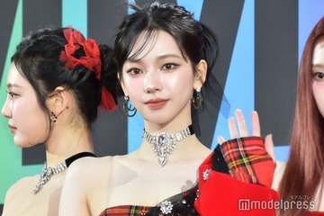 aespaカリナ、“超ミニ”丈から圧巻の脚線美披露「脚の長さが異次元」「骨格レベチ」と反響 画像