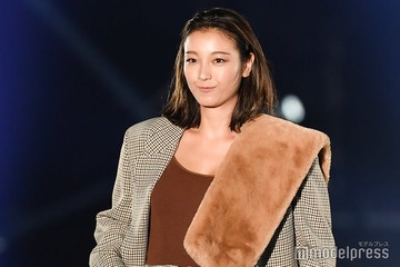 木下優樹菜、美谷間チラリのベアトップ姿「さすがのスタイル」「セクシー」の声 画像