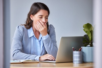 「休んでも疲れが取れない」のは年齢のせいじゃないかも。「慢性疲労」の正体と今すぐ見直すべきこと【漢方薬剤師監修】 画像